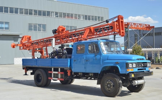 Haut de la plate-forme de forage de puits d'eau profond de 350m monté sur camion hors route