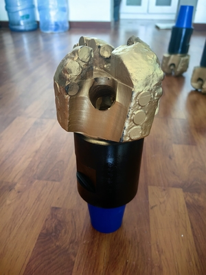 127 mm Pdc Rock Drill Bit 4 Blade avec 2 3/8 REG Corps en acier à face dure
